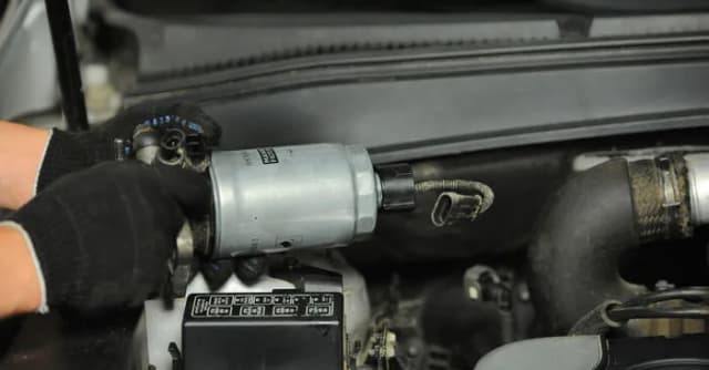 Gdzie jest filtr paliwa w Hyundai i30 1.4 benzyna? Znajdź go łatwo! Gdzie jest filtr paliwa w Hyundai i30 1.4 benzyna? Znajdź go łatwo!