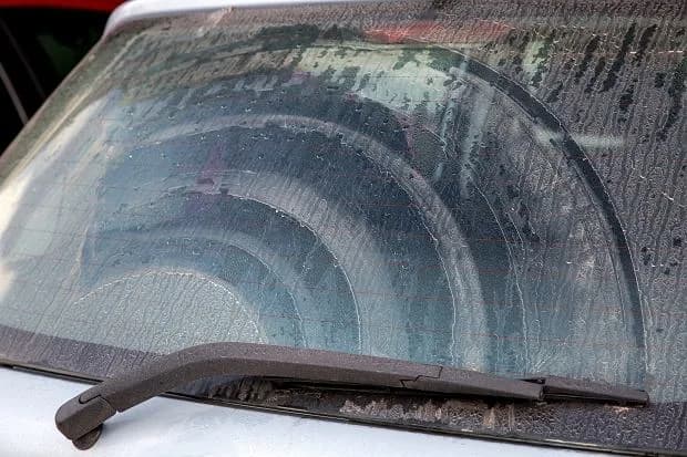Jak włączyć wycieraczki Toyota Yaris i uniknąć problemów w deszczu Jak włączyć wycieraczki Toyota Yaris i uniknąć problemów w deszczu