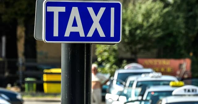 Jak znak taxi obowiązuje? Zrozumienie przepisów i konsekwencji Jak znak taxi obowiązuje? Zrozumienie przepisów i konsekwencji
