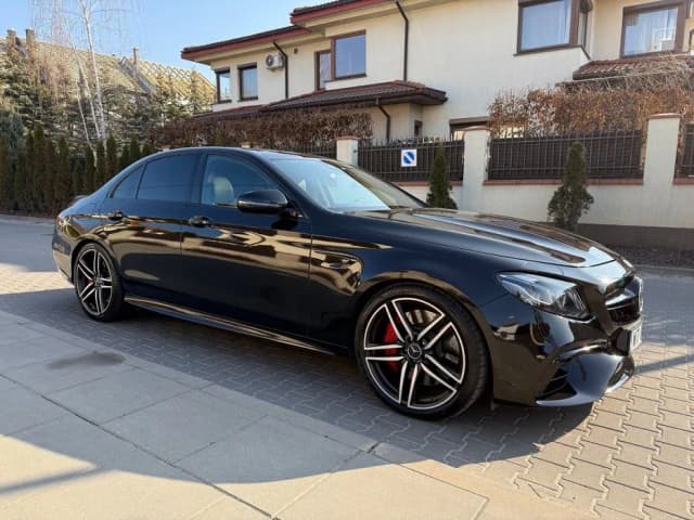 E63 AMG Mercedes-Benz: Niezwykłe osiągi i historie, które musisz znać E63 AMG Mercedes-Benz: Niezwykłe osiągi i historie, które musisz znać